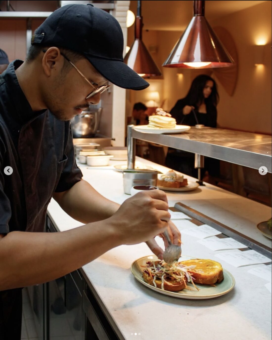 La cuisine ouverte de DEÏA, toasts façon Benedict en préparation